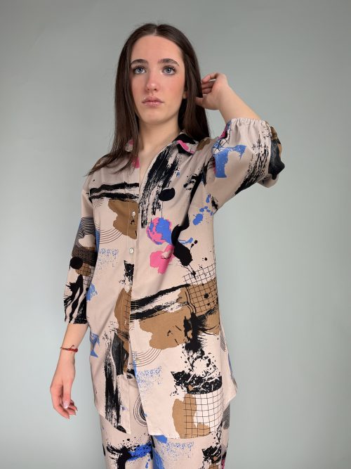 Maxi camicia in viscosa (ecovero),a fantasia astratta.Stile sporty chic, da indossare in ogni occasione .
