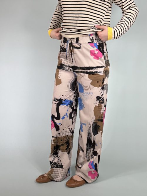 Pantalone a fantasia astratta, in viscosa, con coulisse in vita.
