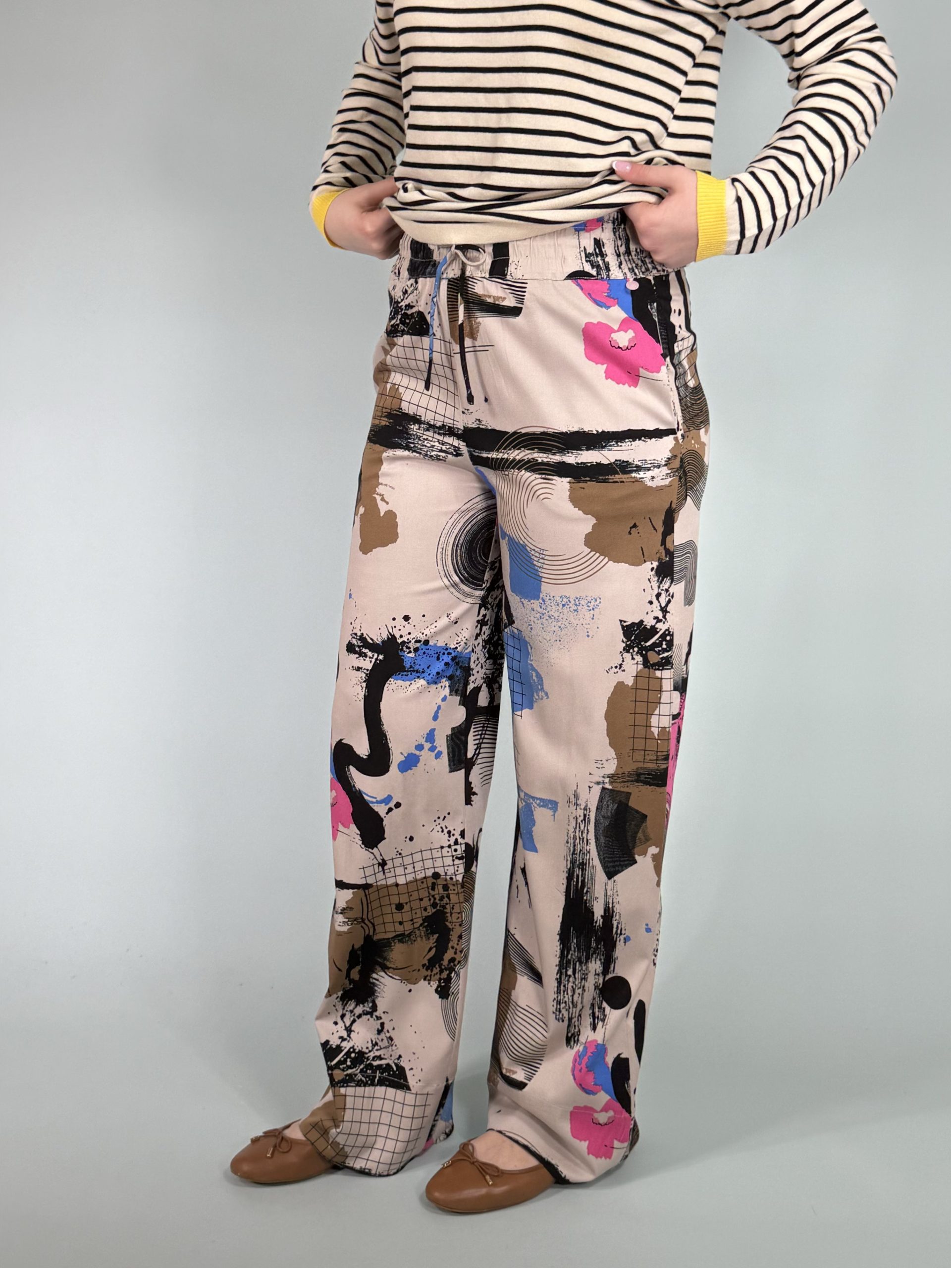 Pantalone a fantasia astratta, in viscosa, con coulisse in vita.