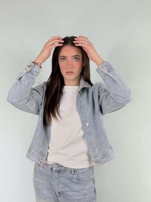 Giubbetto in Jeans, con strass, colletto a camicia.