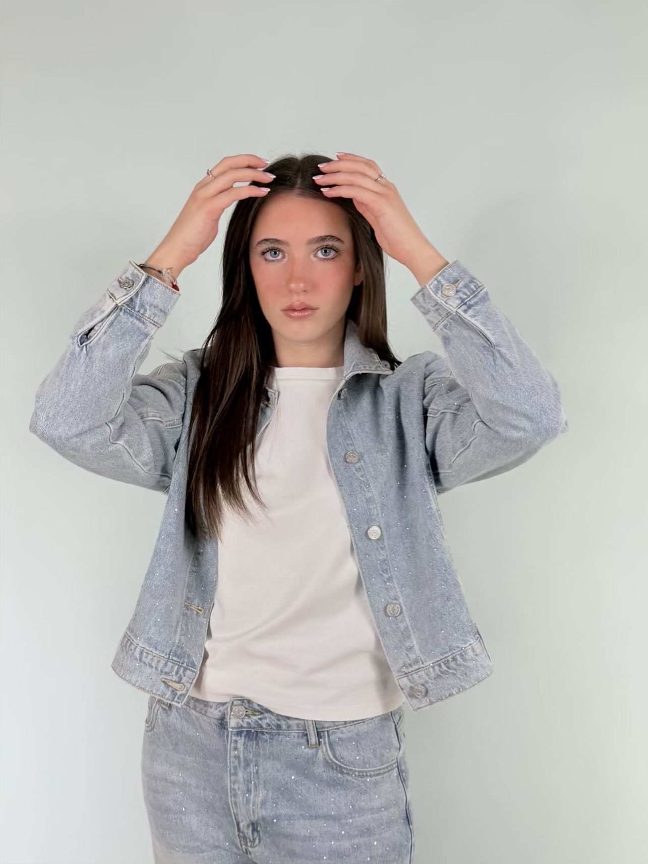 Giubbetto in Jeans, con strass, colletto a camicia.