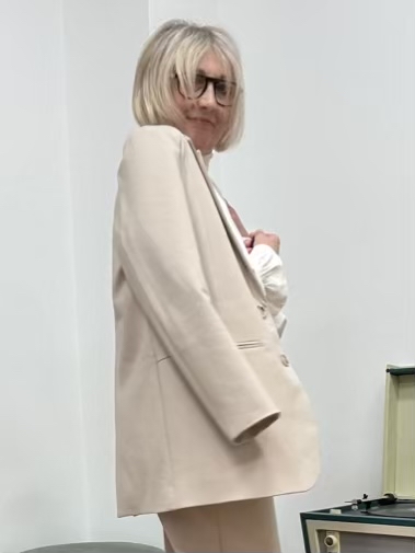 Giacca in punto milano, modello dritto, con tasche a filo.