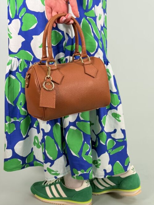 Bauletto in vera pelle, colore cuoio, stile perfetto.