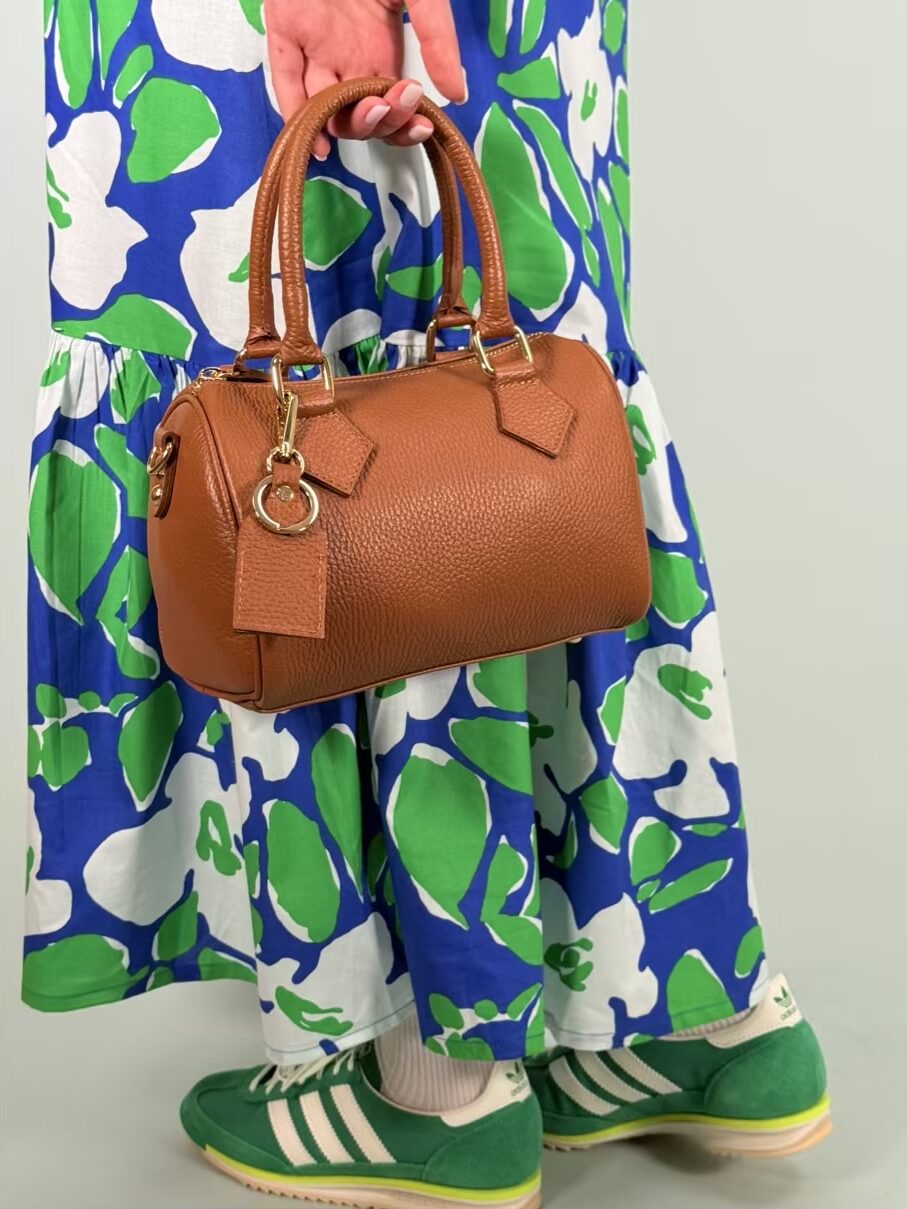 Bauletto in vera pelle, colore cuoio, stile perfetto.