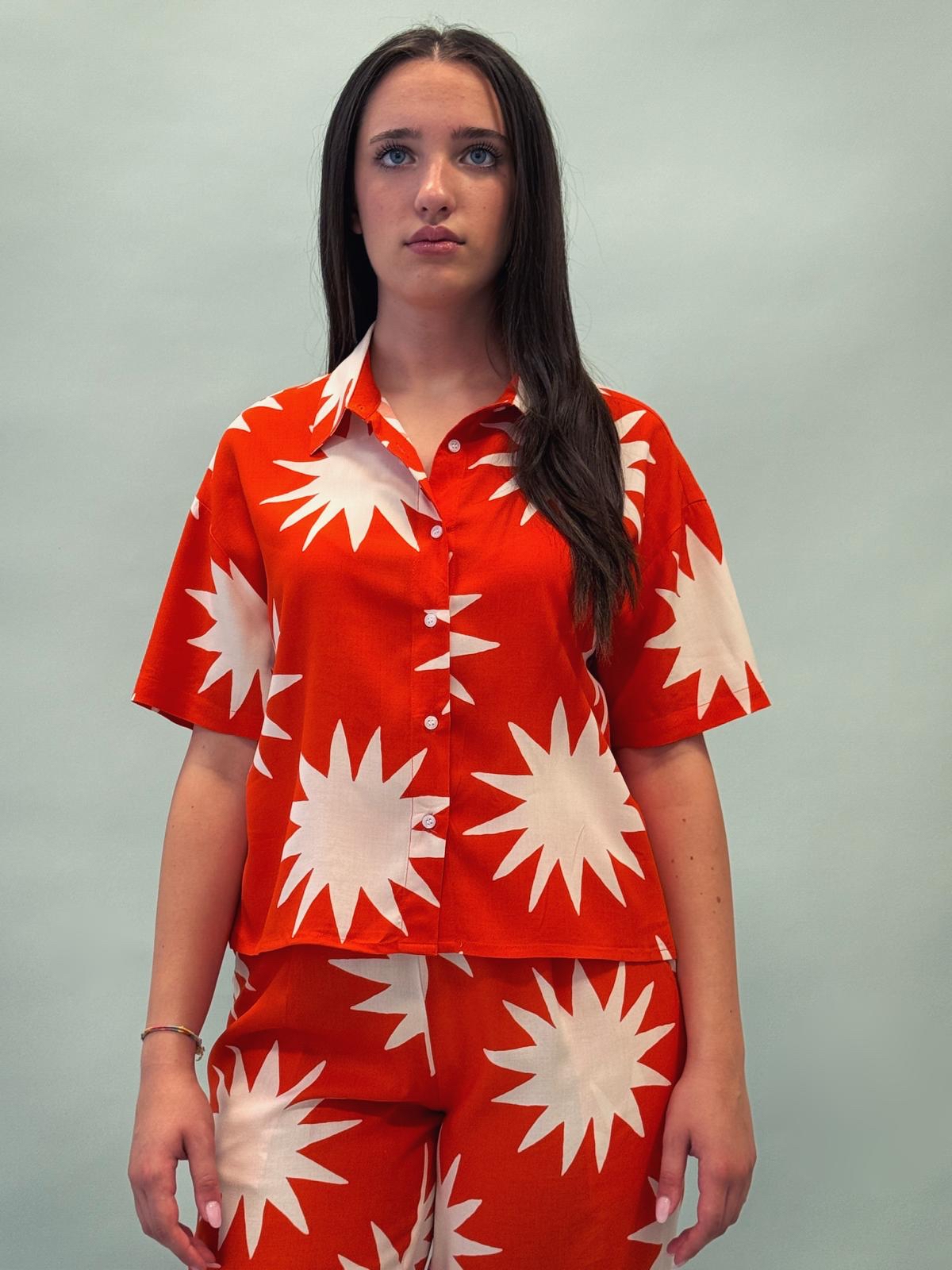 Camicia maniche corte modello scatolina, con stampa stella. Allacciata sul davanti con bottoni.