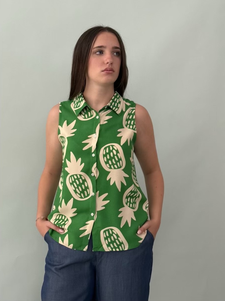 Camicia fantasia ananas, con colletto a revers allacciata con bottoni sul davanti.Modello svasato.