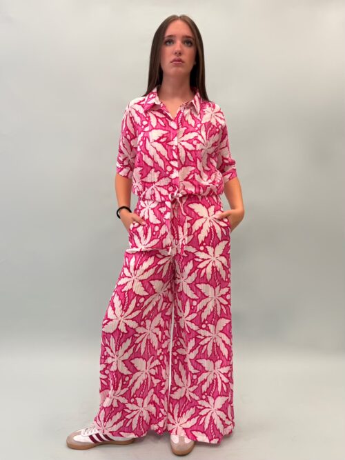 pantalone palazzo a fantasia hawaiana con tasche laterali. il tessuto cade fluido e morbido.