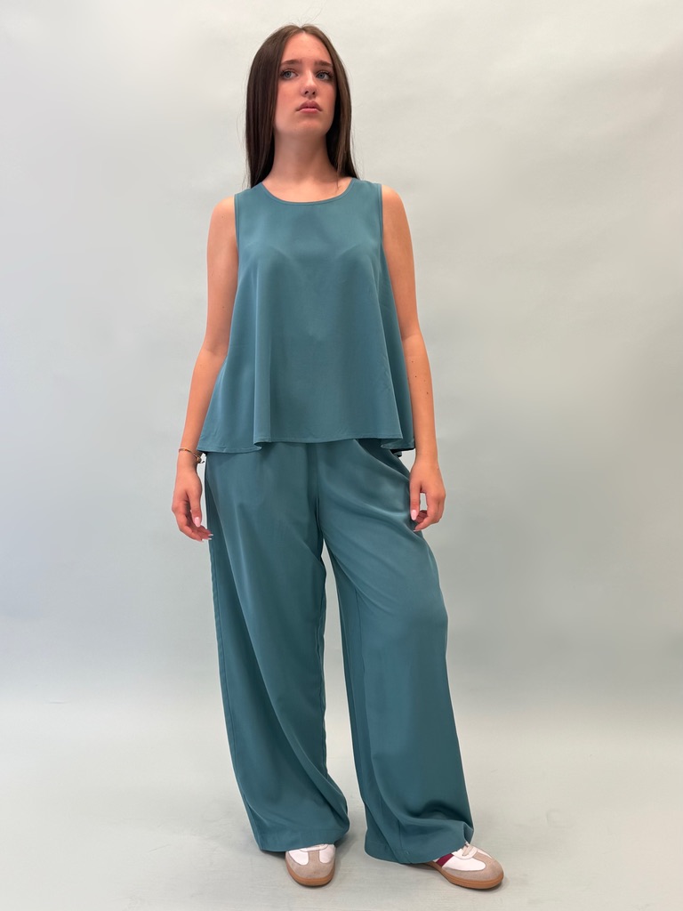 Pantalone palazzo con elastico in vita e cinta . modello dritto molto fluido con tasche laterali.