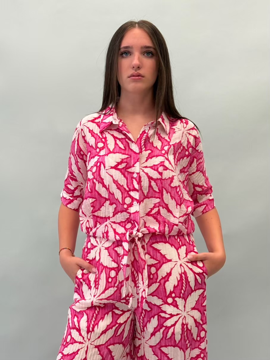 Camicia fantasia, allacciata sul davanti con bottoni e nodo finale.
