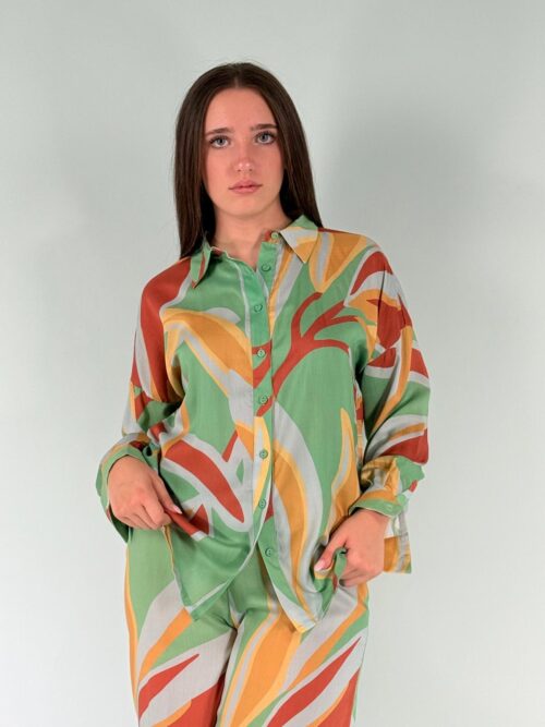 Camicia a fantasia maniche lunghe. con collo a revers.Allacciata con bottoncini sul davanti.