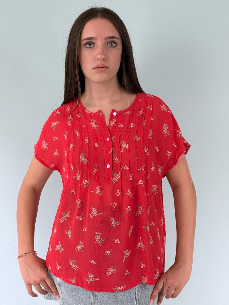 Blusa girocollo allacciata con tre bottoncini a cotrasto di colore ,manica corta scesa. modello scatolina con pieghe sul davanti da creare un movimento.