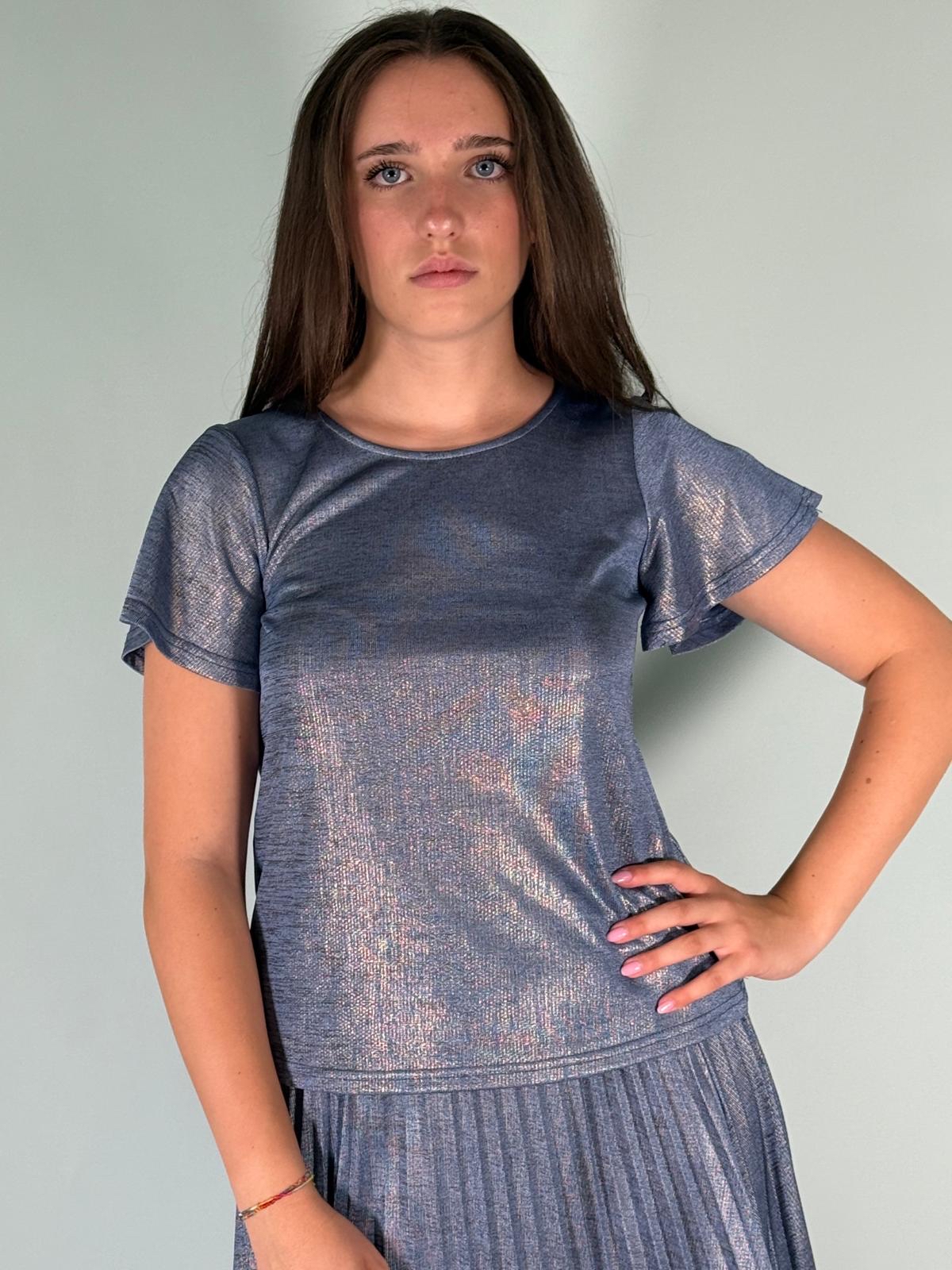 T-Shirt azzurra con riflessi dorati a maniche corte con spacco centrale. Girocollo sul davanti mentre dietro più scollato con un gioco di incroci.