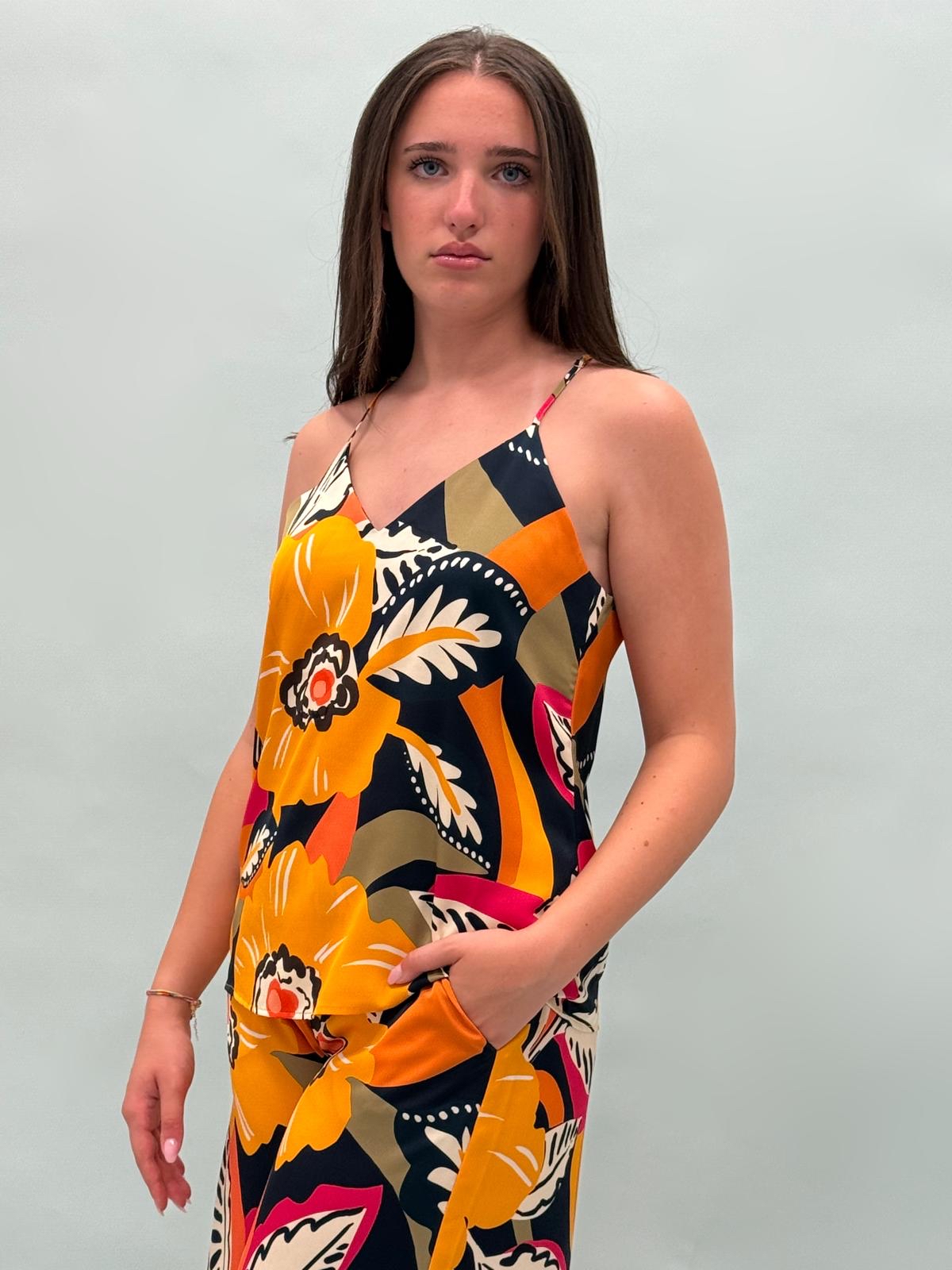 Top a fantasia tropicale con bretelline. modello svasato.