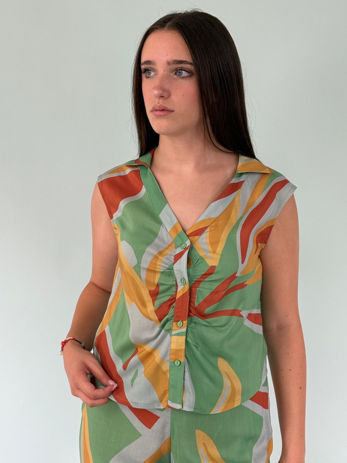 Top a fa tasia realizzato con un tessuto leggero e fluido, scollo a V, senza maniche. Allacciato sul davanti con bottoni.collo a revers