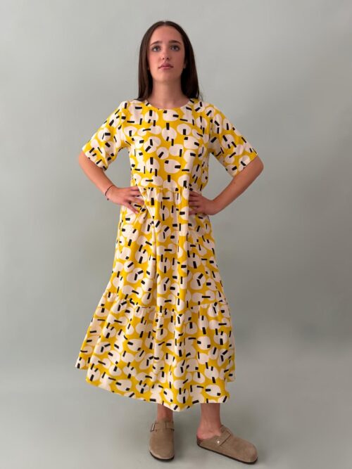 Abito lungo a fantasia, con gonna lunga a balze, per un look romantico.