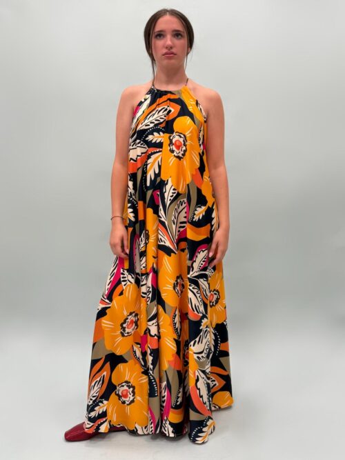 Abito con scollo all'americana, a fantasia tropicale.