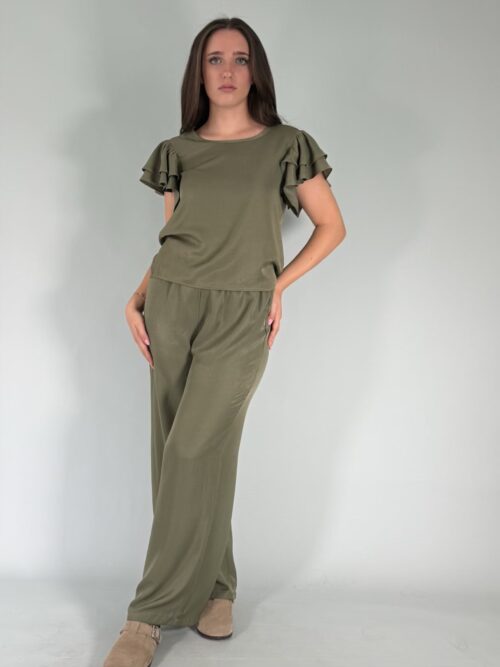 Pantalone con elastico in vita, gamba dritta.