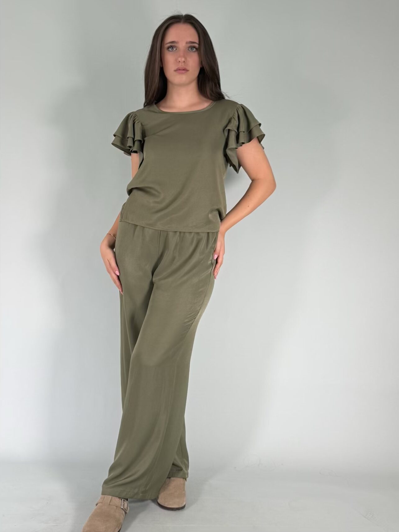 Pantalone con elastico in vita, gamba dritta.