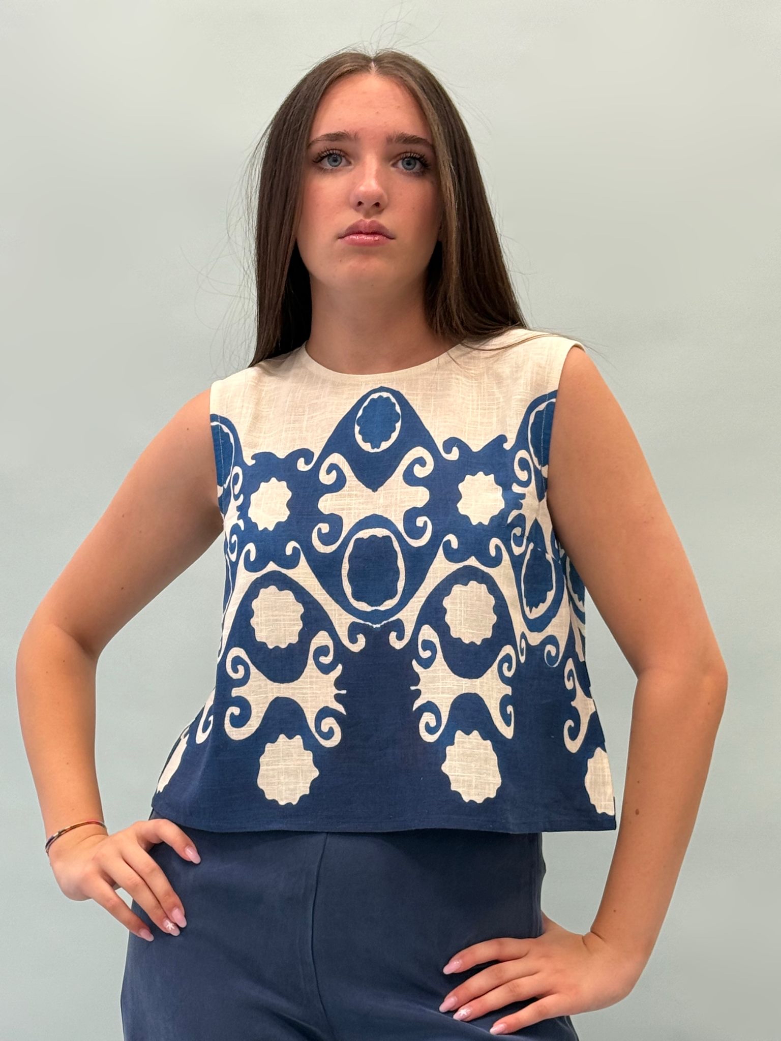 Top a fantasia astratta, giro collo, giro manica