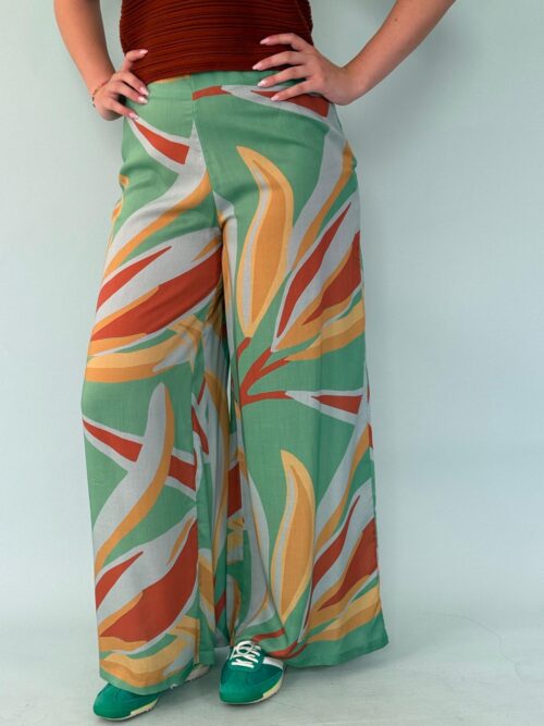Pantalone palazzo a vita alta, con zip sul fianco. Tessuto leggero e fluido a fantasia.
