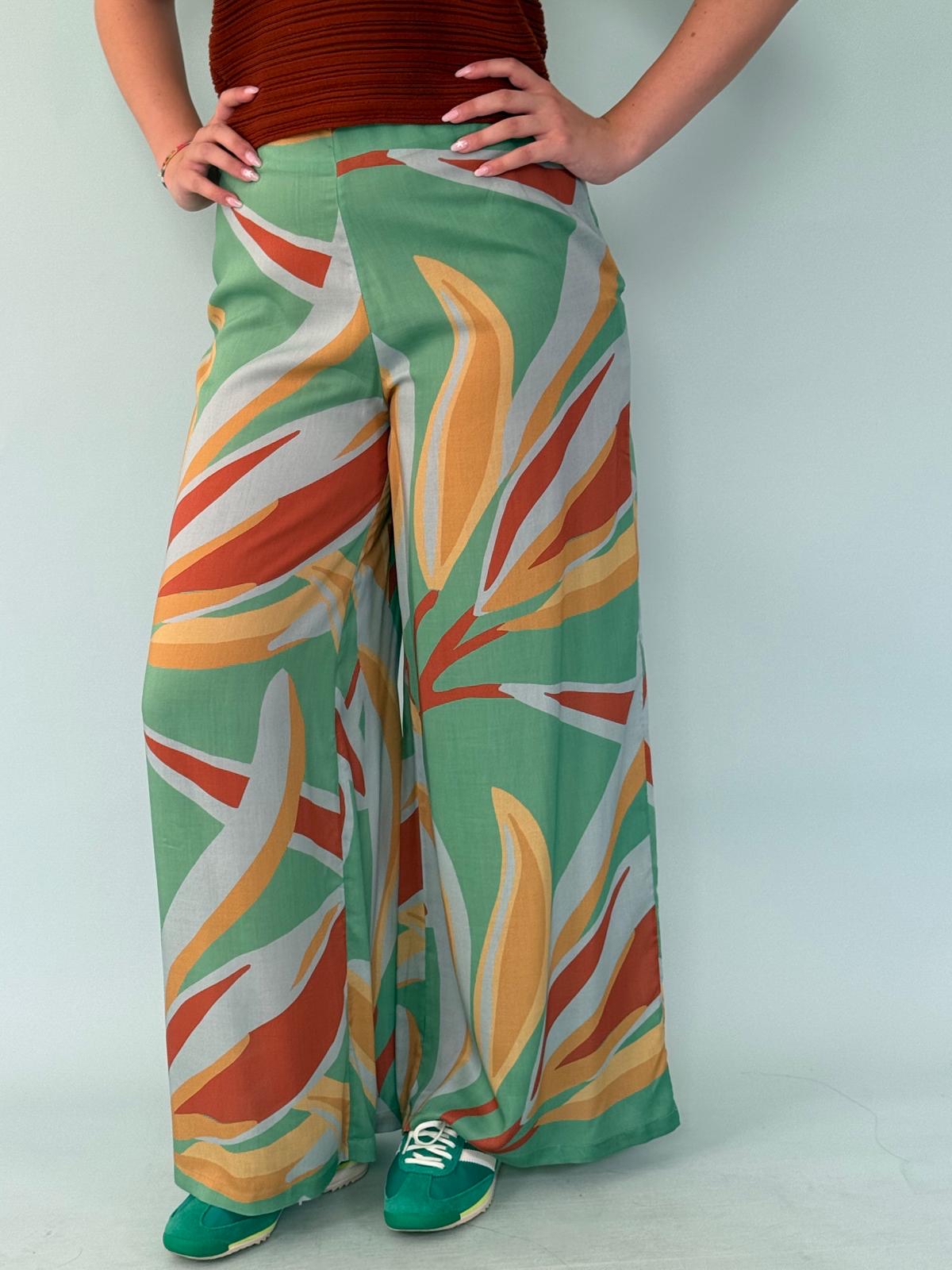 Pantalone palazzo a vita alta, con zip sul fianco. Tessuto leggero e fluido a fantasia.
