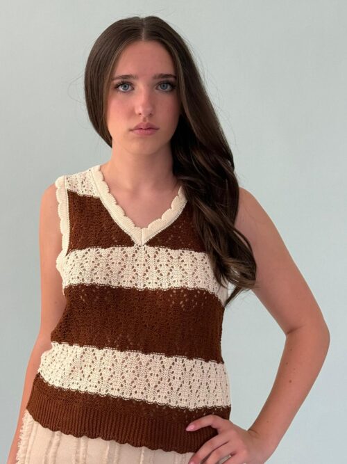 Top in tricot con scollo a V a giro manica.