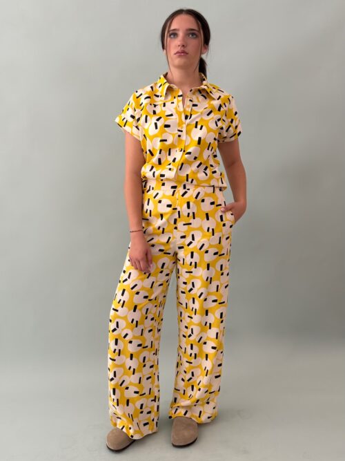 Pantalone a fantasia geometrica, modello a gamba dritta, con tasche laterali, da abbinare alla sua camicia coordinata per un look casual.