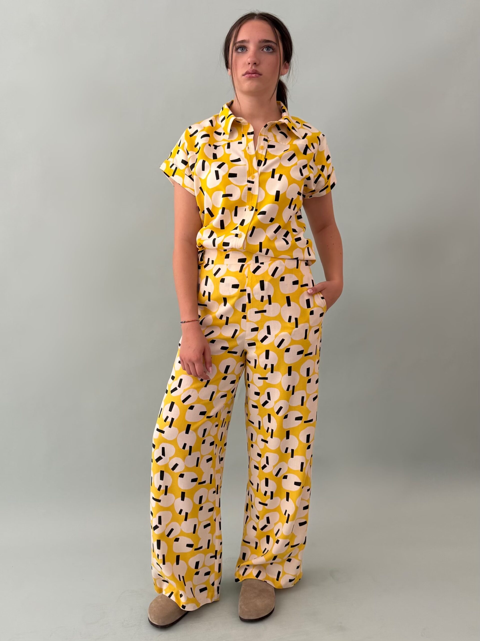 Pantalone a fantasia geometrica, modello a gamba dritta, con tasche laterali, da abbinare alla sua camicia coordinata per un look casual.