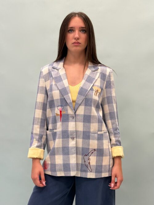 giacca a scacchi con casche a filetto, ricamata sul davanti e scritta sul retro.dettagli per un look escusivo.
