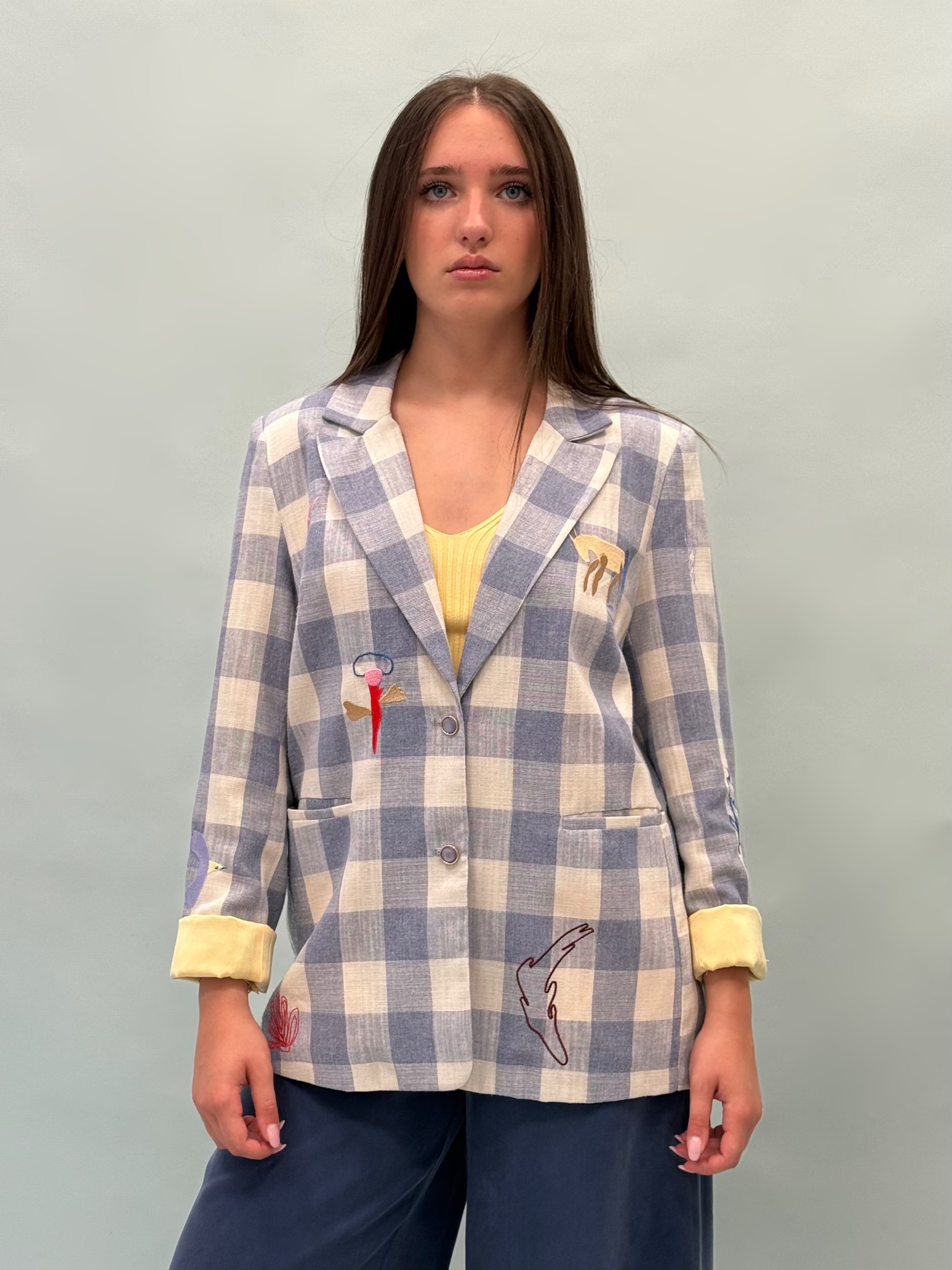 giacca a scacchi con casche a filetto, ricamata sul davanti e scritta sul retro.dettagli per un look escusivo.