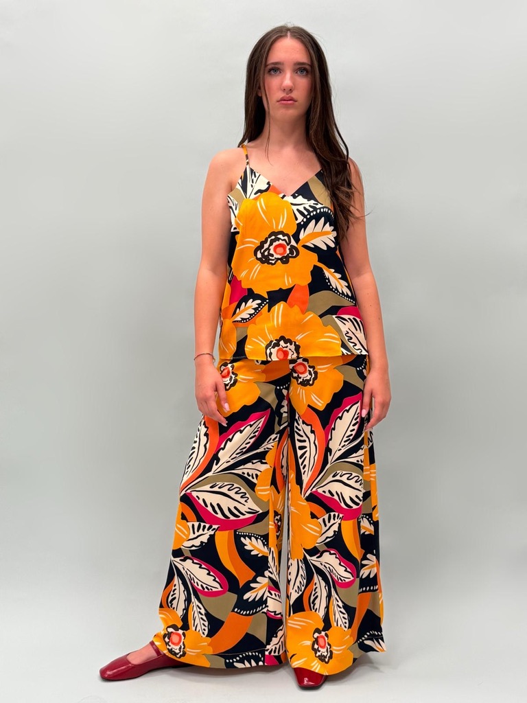 Pantagonna a fantasia tropicale, con elastico sul retro. due tasche laterali e tessuto fluido.