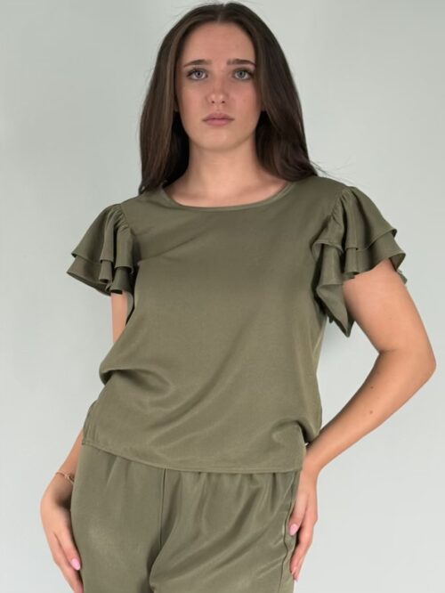 Blusa girocollo con maniche a volant, per un look essenziale.