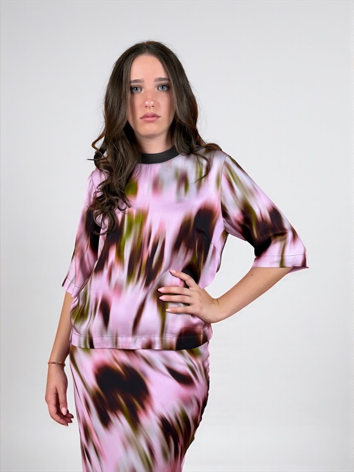 Blusa a fantasia, maniche al gomito. Girocollo con rifinitura a contrasto di colore.