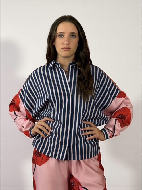 Camicia maniche lunghe a fantasia righe sul davanti a fiori dietro.