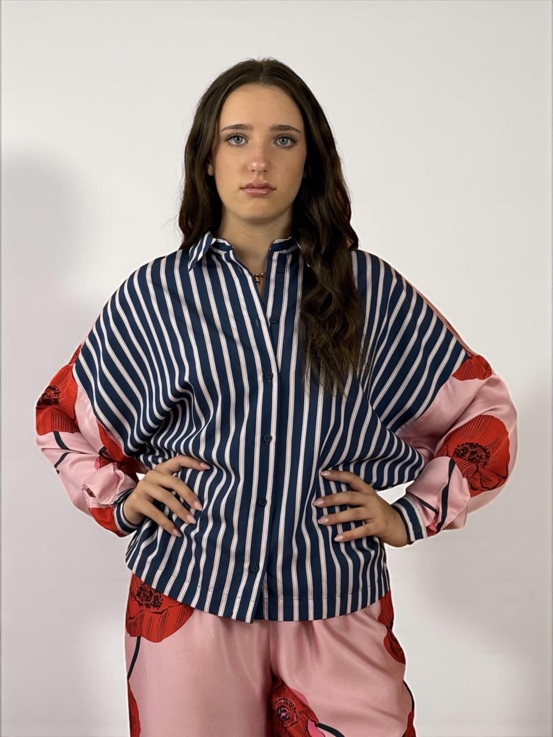 Camicia maniche lunghe a fantasia righe sul davanti a fiori dietro.