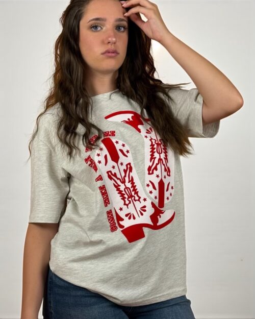 T-Shirt base grigia con stampa camperos rossi. Maniche corte vestibilità comoda.