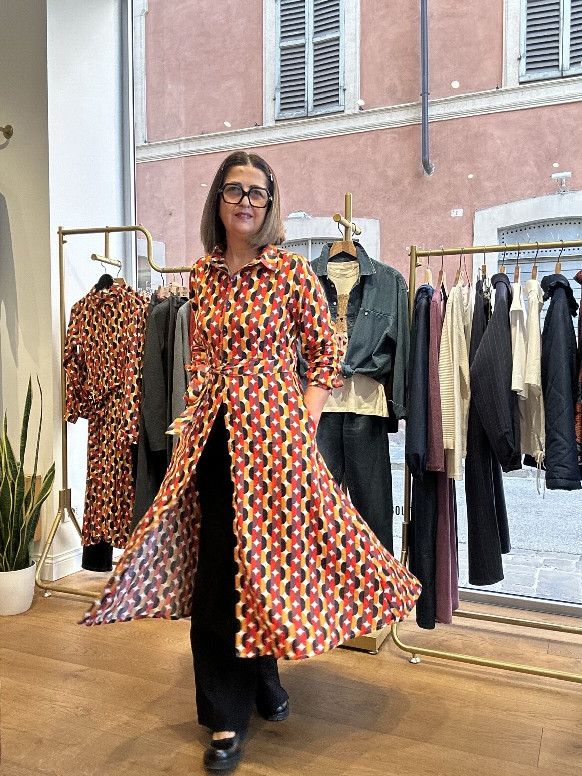 Abito Chemisier con collo a camicia maniche lunghe e tasche laterali.