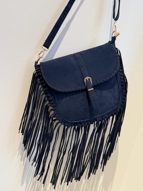 Borsa blu a tracolla in suede. Presenta una patta sul davanti con fibbia in oro e calamita nascosta. Apertura con lampo e fodera all'interno e tasche.