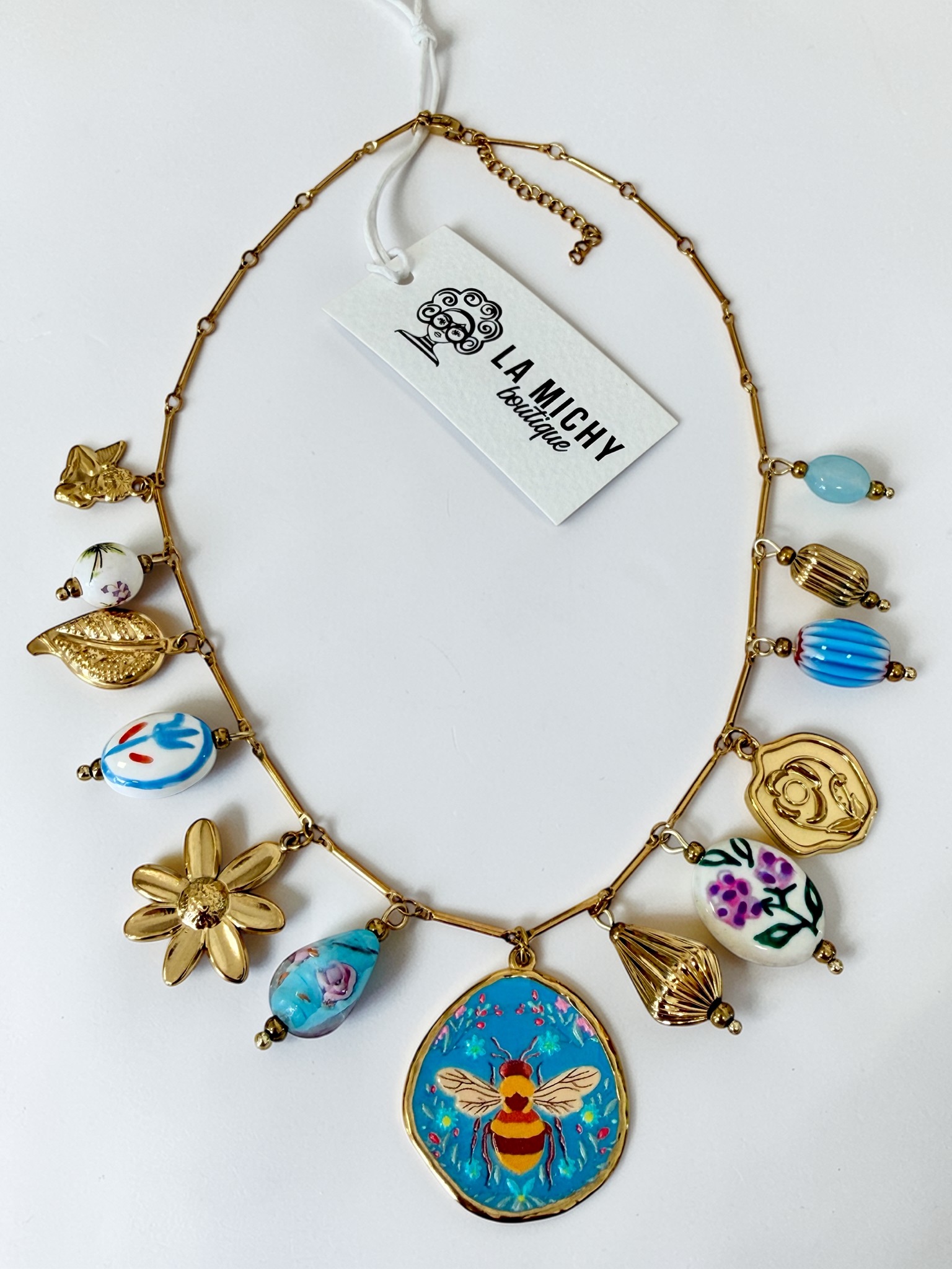 collana con ciondoli, di tendenza.