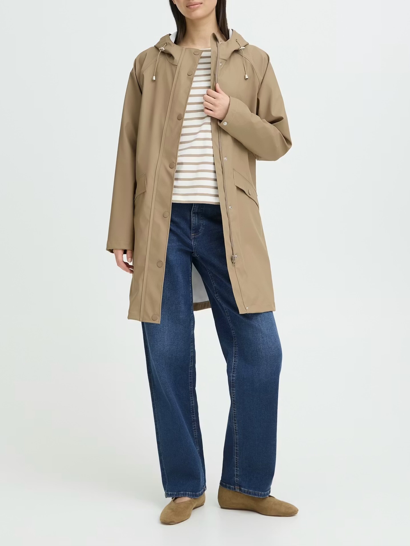 Impermeabile color beige con cappuccio, allacciato con zip e clip sul davanti. Due tasche laterali, ideale da indossare per le mezze stagioni.