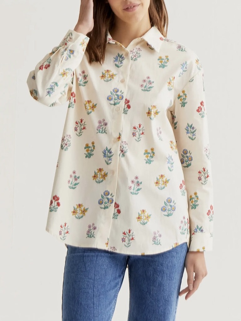Camicia oversize con collo e allacciatura con bottoni sul davanti, maniche lunghe. Ideale per gite fuori porta e nel quotidiano.