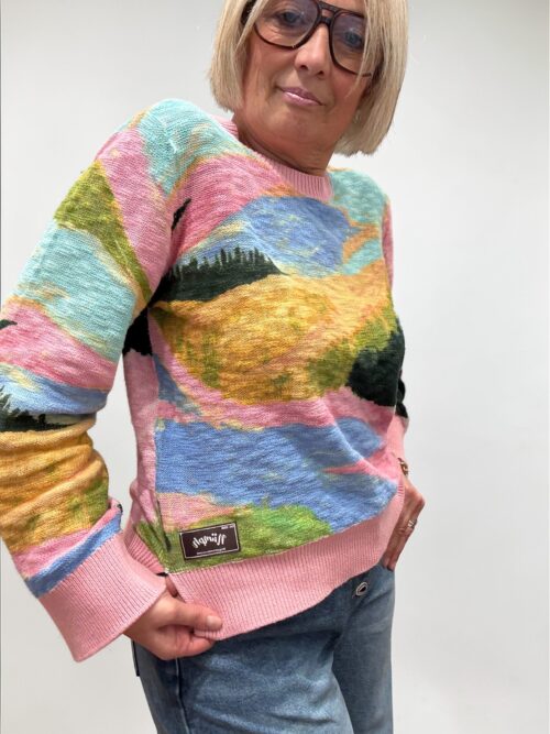Maglia in puro cotone , confortevole. design multicolor in stile Naif dal gusto vintage, ideale per look originali e distintivi.