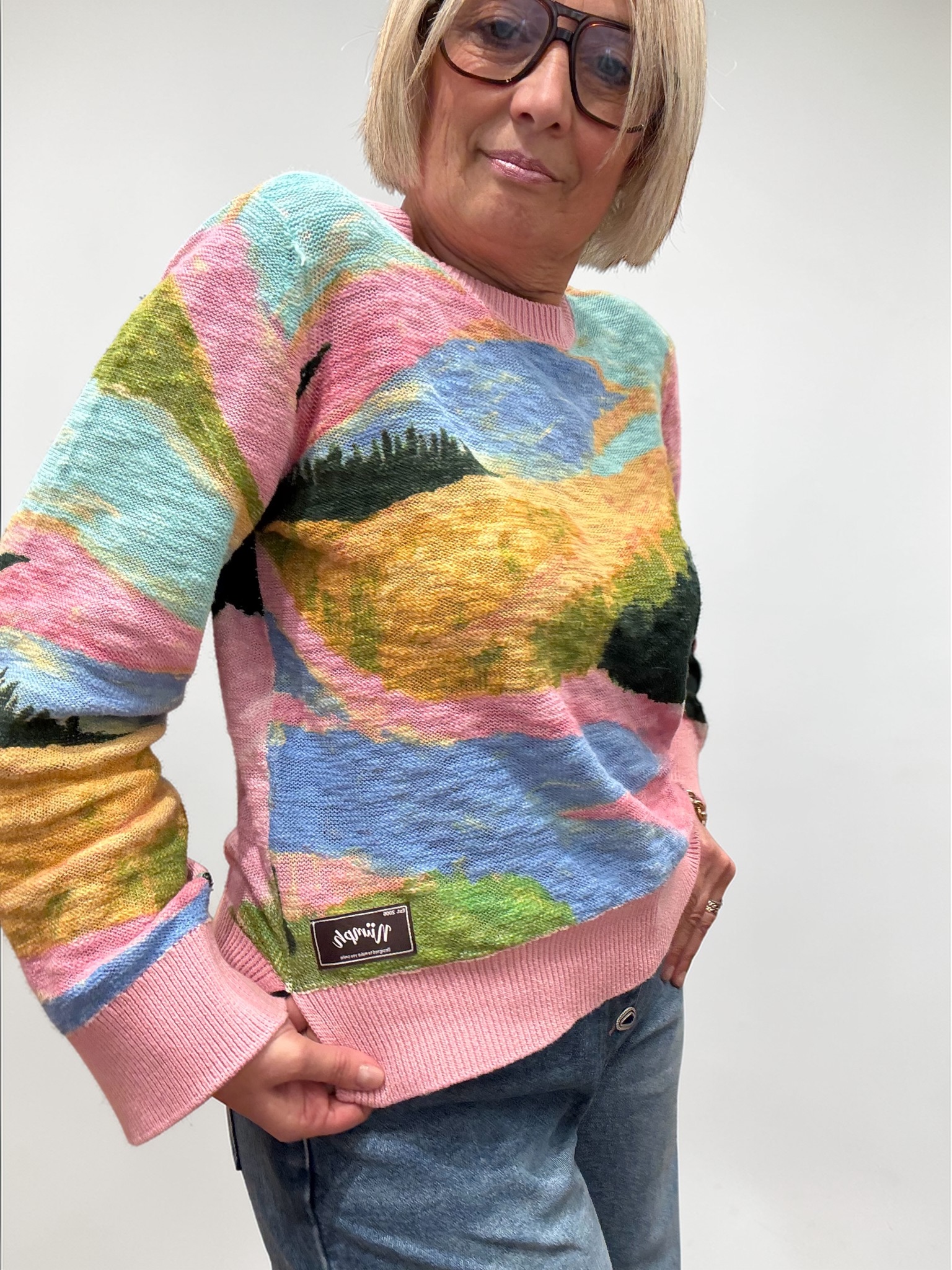 Maglia in puro cotone , confortevole. design multicolor in stile Naif dal gusto vintage, ideale per look originali e distintivi.