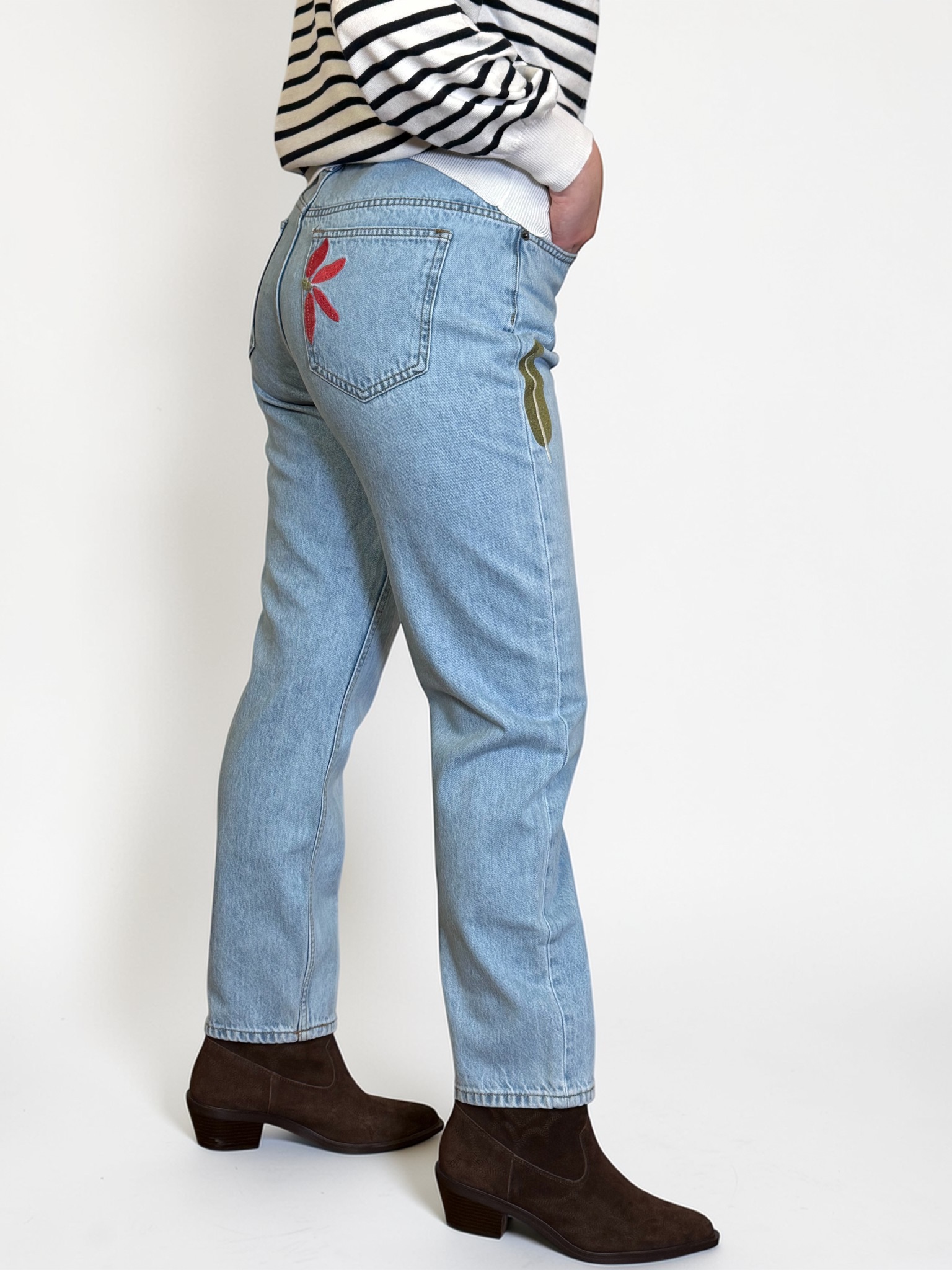 Jeans colore chiaro, modello cinque tasche gamba drittacon il dettaglio dei ricami, per un look casual chic.