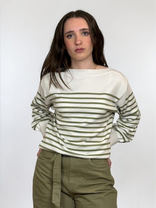 Maglia in filo di viscosa a righe bianche e verdi. Scollatura a barca e maniche lunghe. da abbinare a pantaloni , jeans o gonne per un look casual.