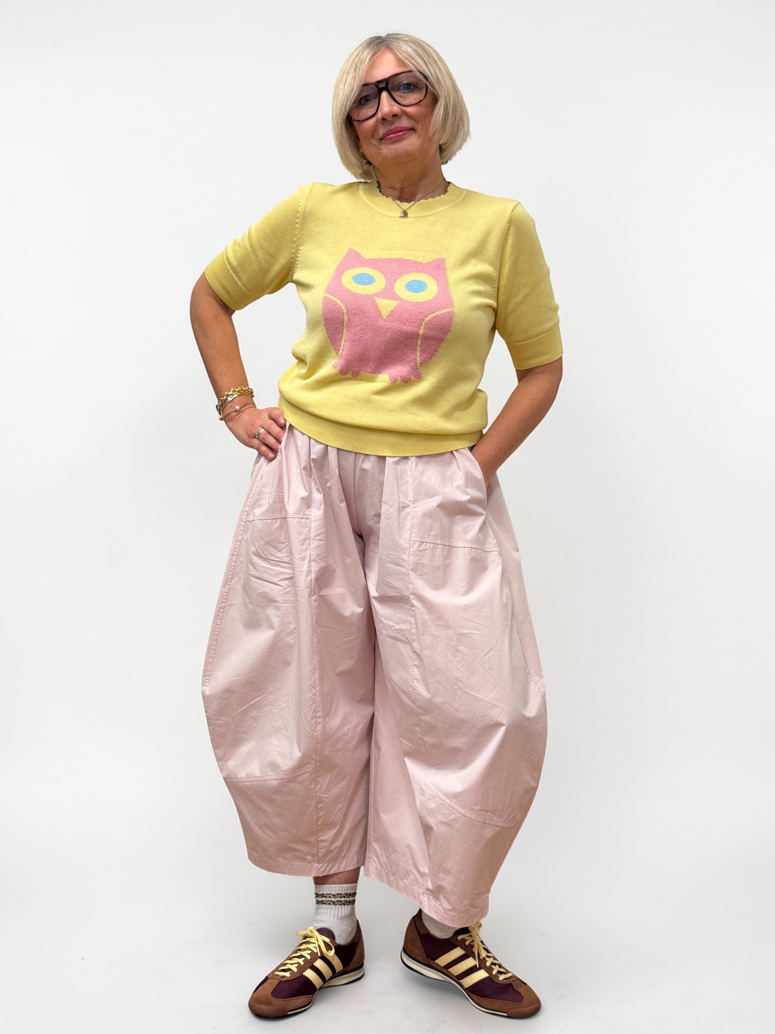 Pantalone rosa con elastico e coulisse in vita per maggior vestibilità. Due tasche laterali. Ideale per look casual.