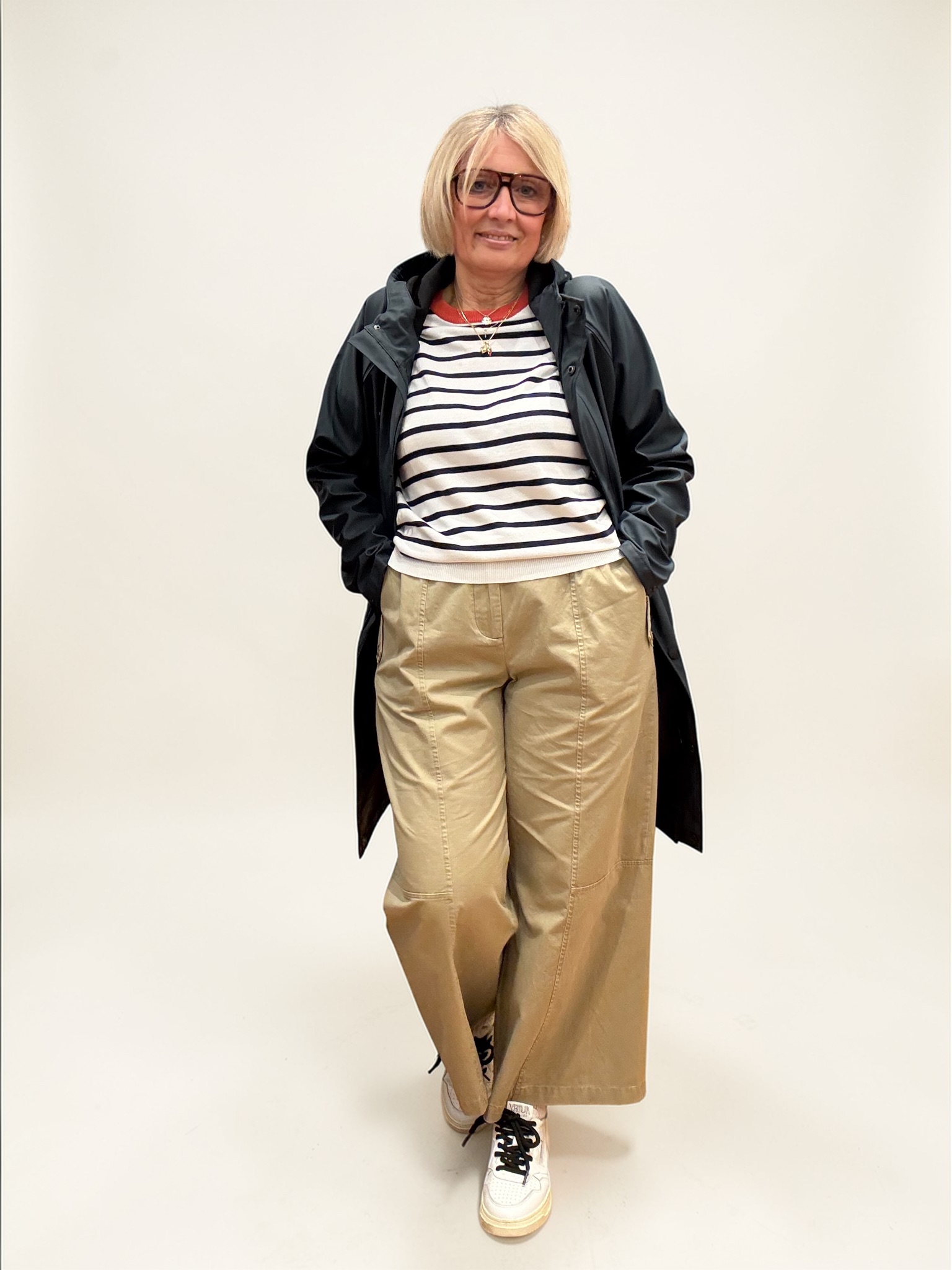 Pantalone color biscotto, gamba dritta con elastico in vita e allacciatura con due bottoni e zip.