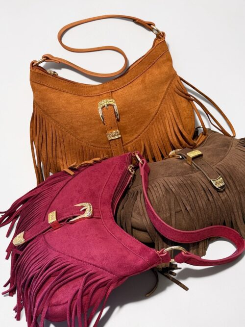 Borsa hobo con chiusura a zip, frangee fibbia decorativa sul davanti. Da indossare a mano o a tracolla per un look casual