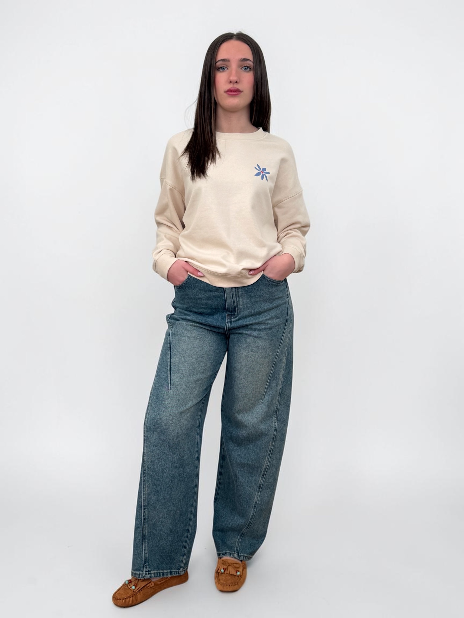 jeans barrel con cinta di colore giallo.